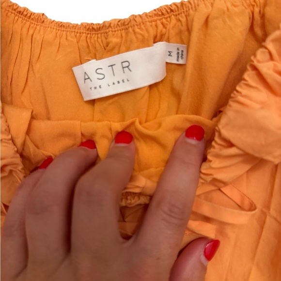 ASTR The Label Aldrin Puff Sleeve Smocked Crop Top in Melon Orange Size Medium - Picture 3 of 4